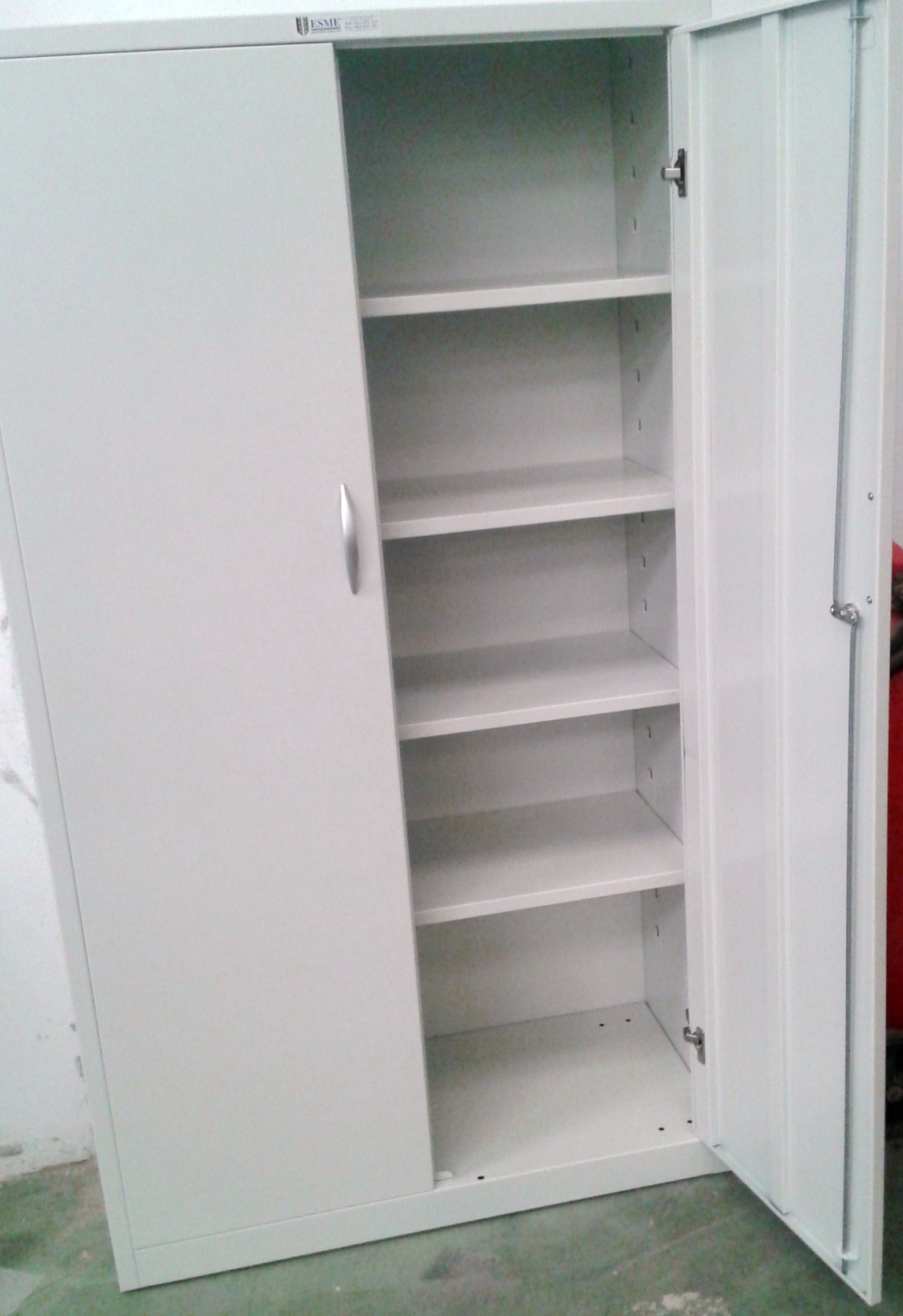 armario metalico con puertas batientes y estantes metalicos